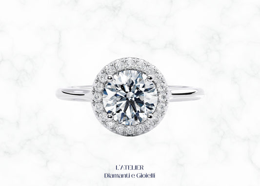 Elegante anello solitario halo in oro 18 carati con diamante centrale circondato da un pavé di diamanti. Gioiello di fidanzamento lussuoso e brillante.