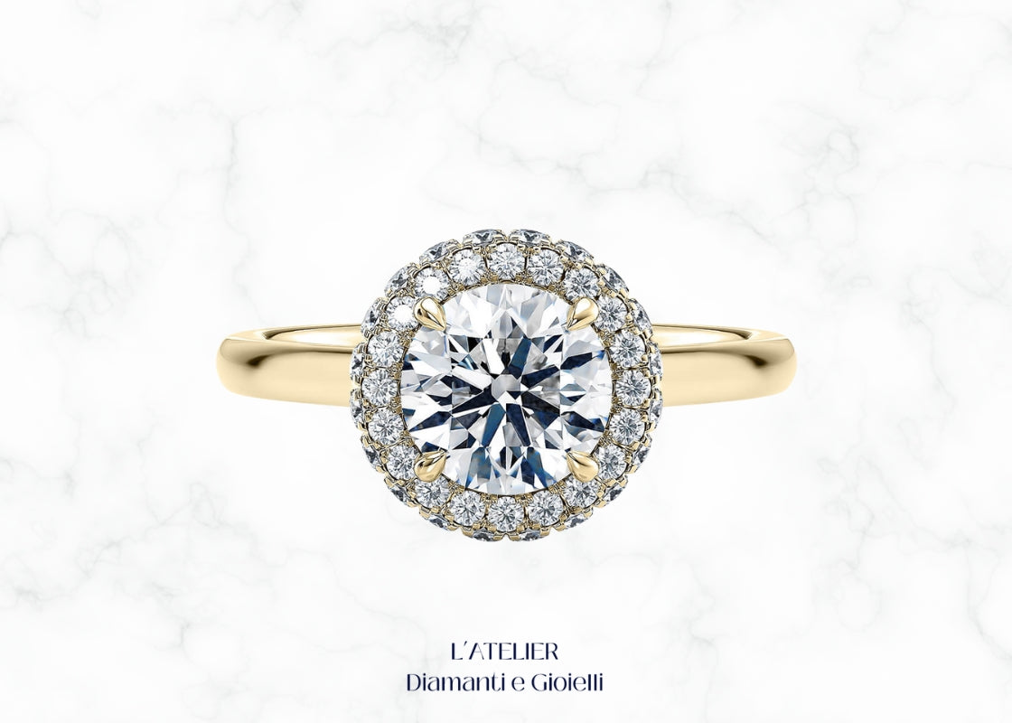 Elegante anello solitario halo in oro 18 carati con diamante centrale circondato da un pavé di diamanti. Gioiello di fidanzamento lussuoso e brillante.