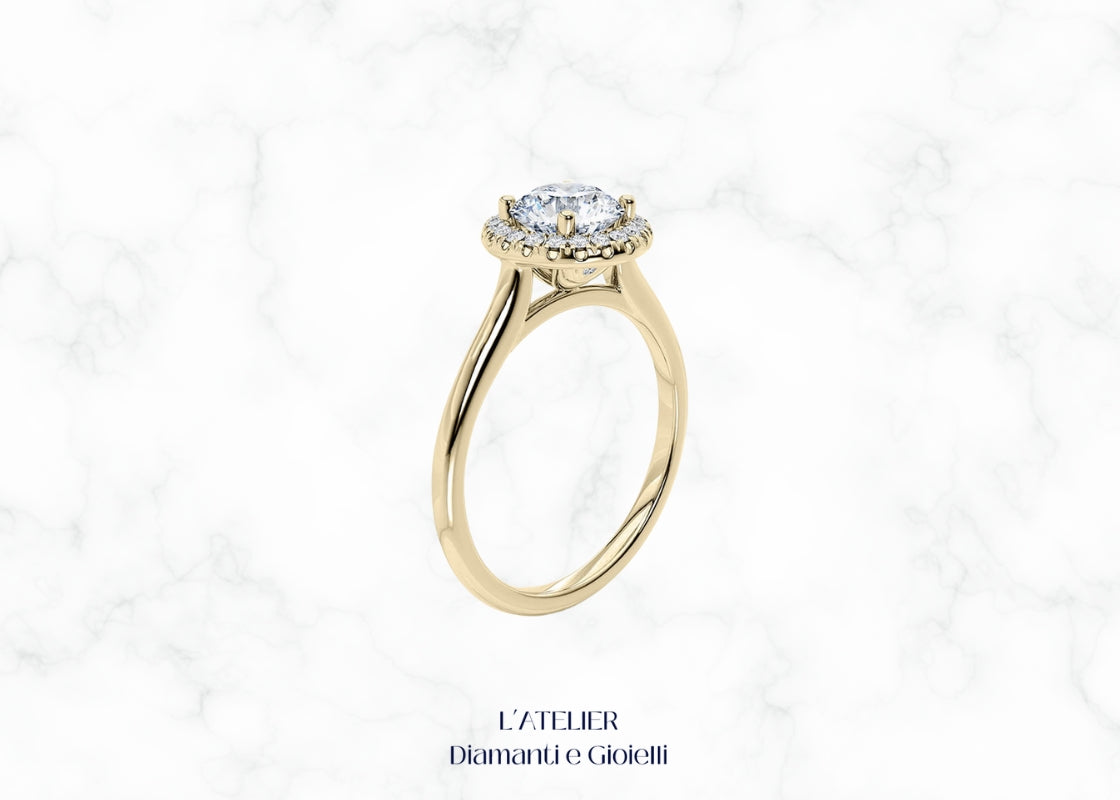 Elegante anello solitario halo in oro 18 carati con diamante centrale circondato da un pavé di diamanti. Gioiello di fidanzamento lussuoso e brillante.