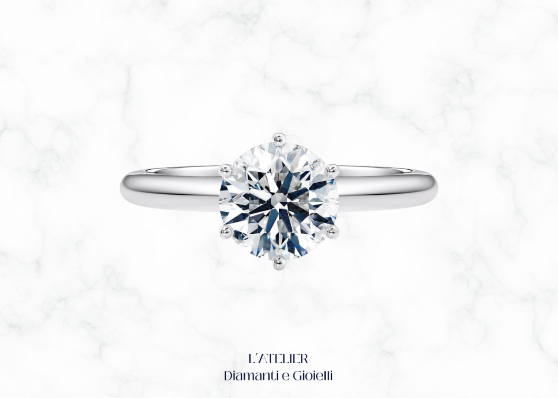 Anello Solitario Ispirazione Tiffany in Oro 18kt con Diamante Taglio Brillante certificato, montatura a sei griffe, gioiello di fidanzamento Atelier Diamanti Roma.