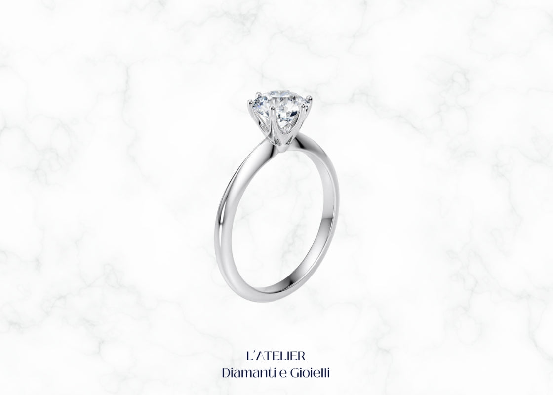 Anello Solitario Ispirazione Tiffany in Oro 18kt con Diamante Taglio Brillante certificato, montatura a sei griffe, gioiello di fidanzamento Atelier Diamanti Roma.