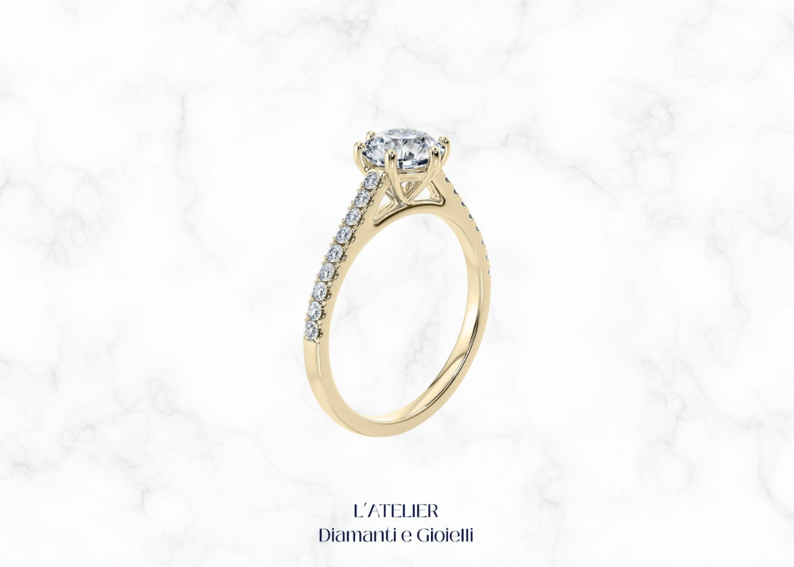Elegante anello 'Luce Celeste' in oro 18 carati con diamante brillante, dal design luminoso che evoca una stella. Gioiello raffinato e scintillante