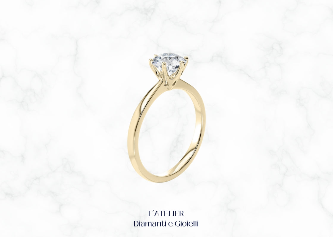 Anello Solitario Ispirazione Tiffany in Oro 18kt con Diamante Taglio Brillante certificato, montatura a sei griffe, gioiello di fidanzamento Atelier Diamanti Roma.