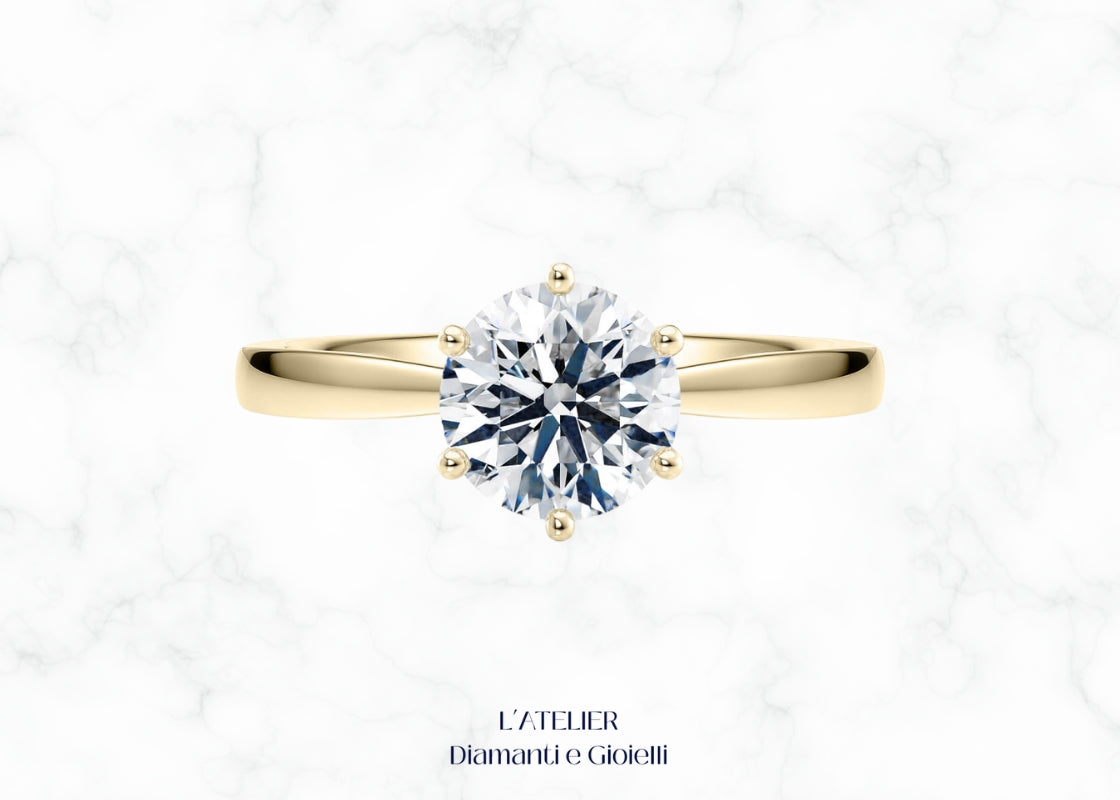 Anello Solitario Ispirazione Tiffany in Oro 18kt con Diamante Taglio Brillante certificato, montatura a sei griffe, gioiello di fidanzamento Atelier Diamanti Roma.