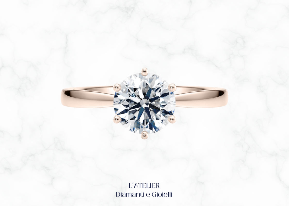 Anello Solitario Ispirazione Tiffany in Oro 18kt con Diamante Taglio Brillante certificato, montatura a sei griffe, gioiello di fidanzamento Atelier Diamanti Roma.