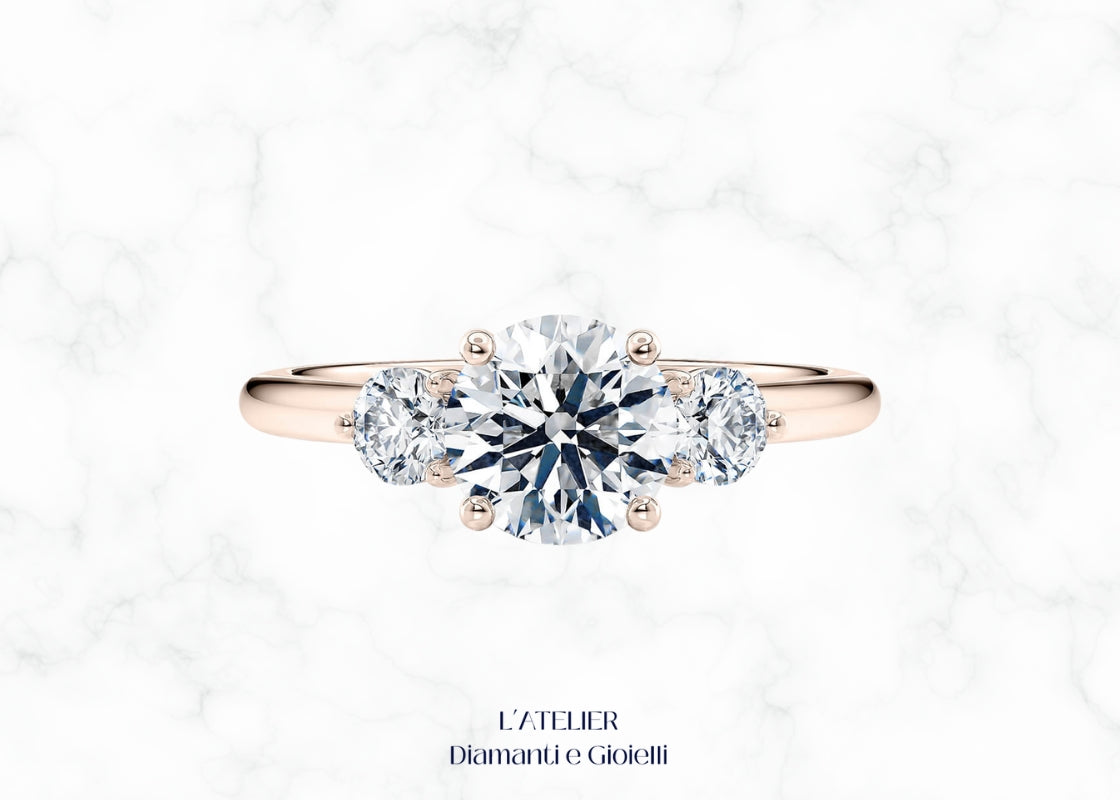 Lussuoso anello Trilogy 'Aurora' in oro 18 carati con tre diamanti brillanti allineati. Gioiello simbolo di passato, presente e futuro, ideale per un fidanzamento o anniversario.