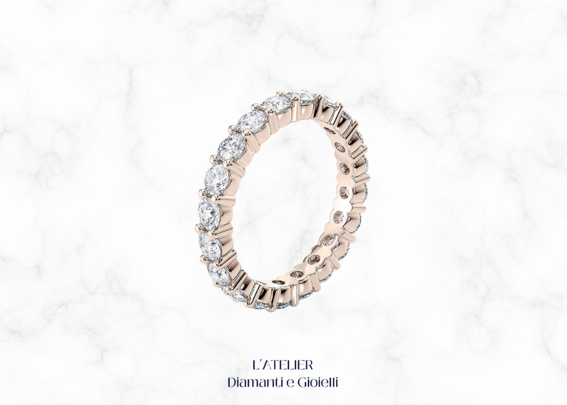 Anello Anniversario Veretta "Regale" in Oro 18kt al dito, stile imponente, personalizzabile per caratura e qualità , Atelier Diamanti Roma.