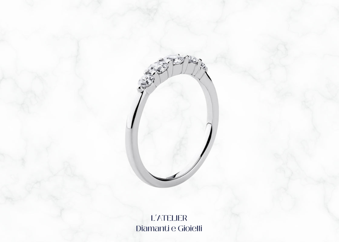 Gioiello di rappresentanza Veretta con 5 Diamanti in Oro 18kt al dito, design classico ed elegante, completamente personalizzabile Atelier Diamanti Roma.