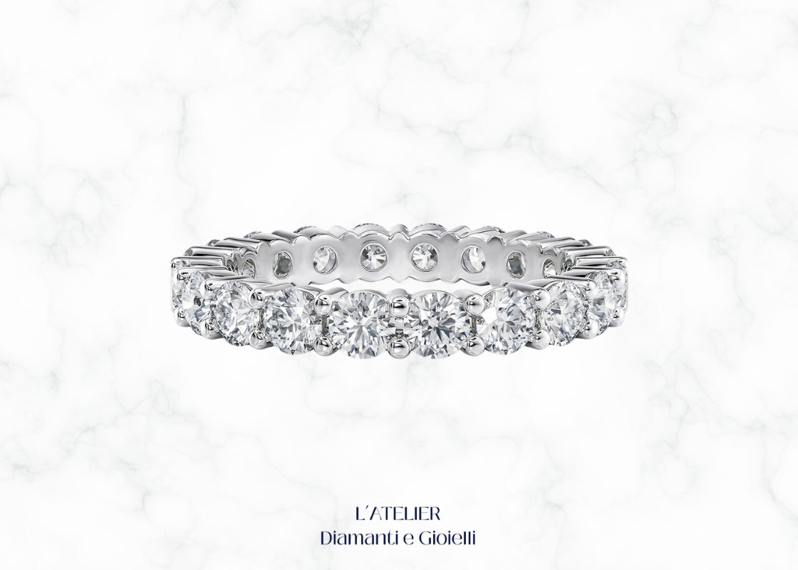 Anello Anniversario Veretta "Regale" in Oro 18kt al dito, stile imponente, personalizzabile per caratura e qualità , Atelier Diamanti Roma.