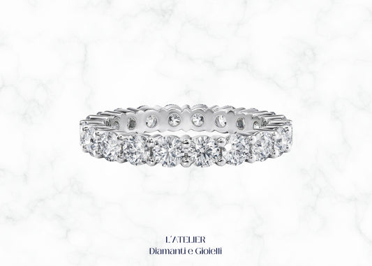 Anello Anniversario Veretta "Regale" in Oro 18kt al dito, stile imponente, personalizzabile per caratura e qualità , Atelier Diamanti Roma.