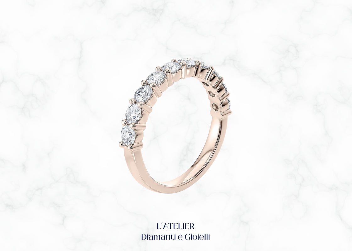 Lussuoso anello 'Eterna Luce' in oro 18 carati con diamanti, che irradia una brillantezza eccezionale. Gioiello simbolo di amore e luce eterna