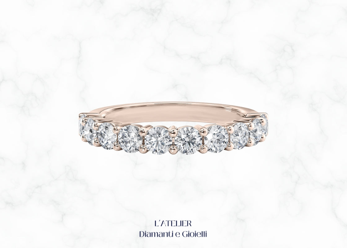 Lussuoso anello 'Eterna Luce' in oro 18 carati con diamanti, che irradia una brillantezza eccezionale. Gioiello simbolo di amore e luce eterna