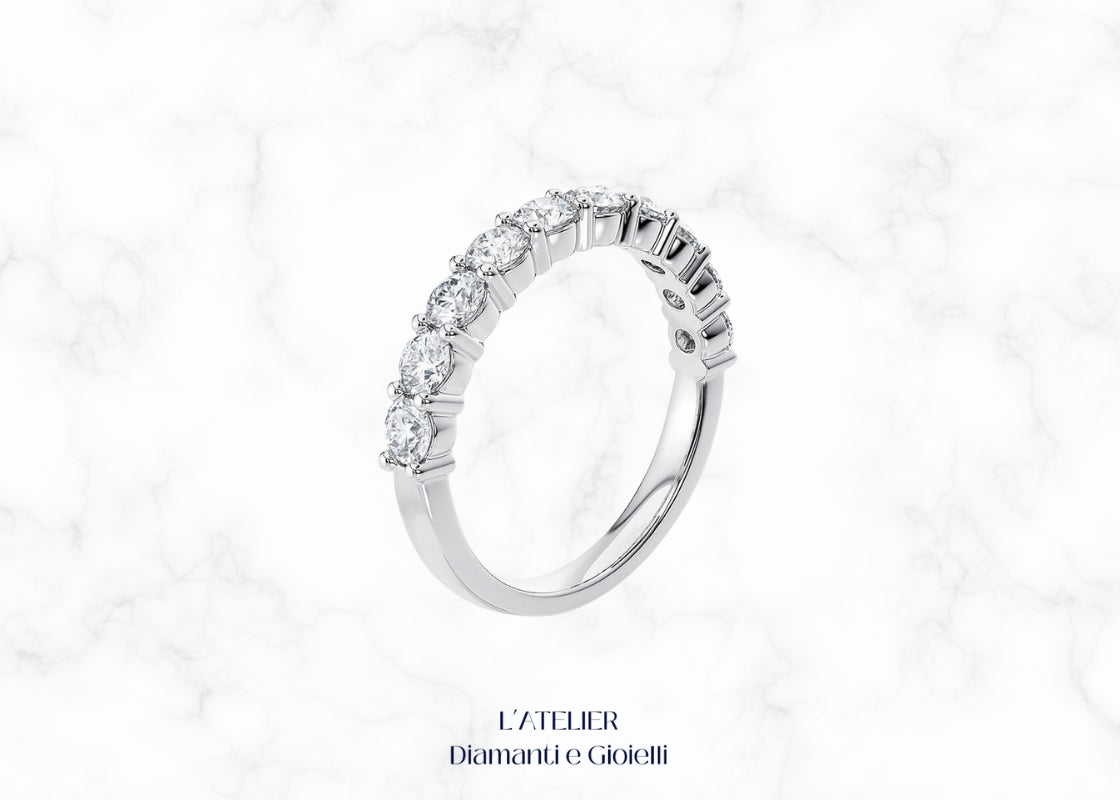 Lussuoso anello in oro 18 carati con diamanti, che irradia una brillantezza eccezionale. Gioiello simbolo di amore e luce eterna