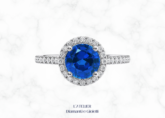 Anello in oro con zaffiro naturale e diamanti a contorno halo. L'Atelier Diamanti e Gioielli Roma.