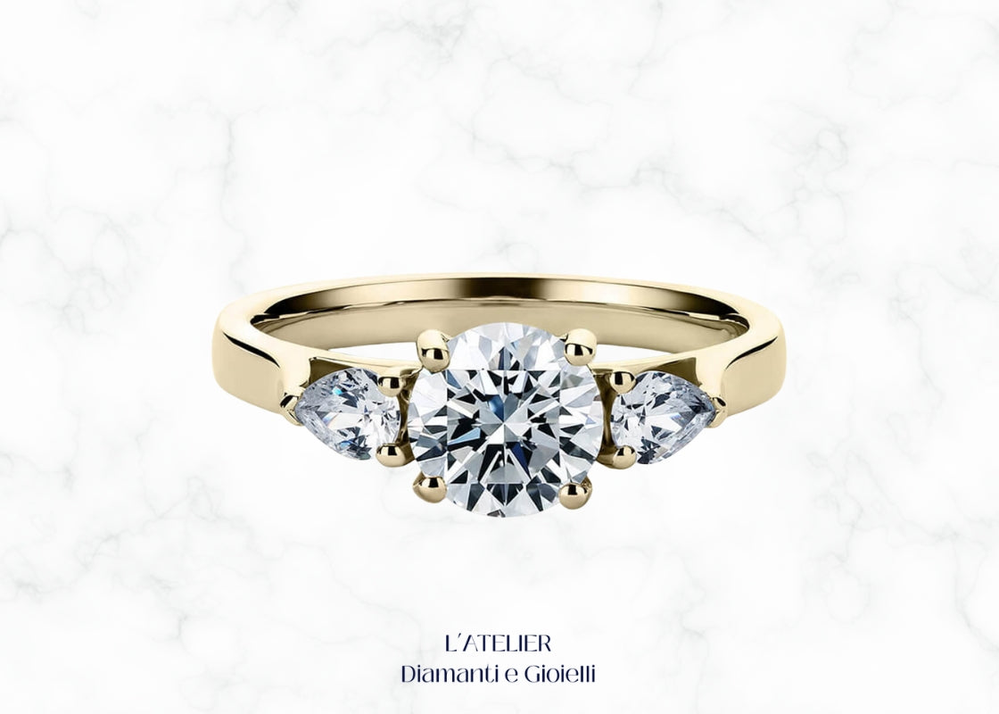 Elegante anello in oro 18 carati con diamanti taglio goccia centrali e fascia con pavé di diamanti. Gioiello lussuoso e distintivo.