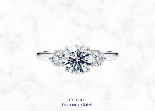 Lussuoso anello Trilogy 'Aurora' in oro 18 carati con tre diamanti brillanti allineati. Gioiello simbolo di passato, presente e futuro, ideale per un fidanzamento o anniversario.