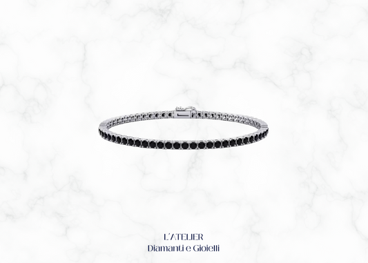 Bracciale modello tennis con diamanti neri incastonati su oro bianco o platino, su sfondo scuro. Gioiello di lusso e raffinatezza.