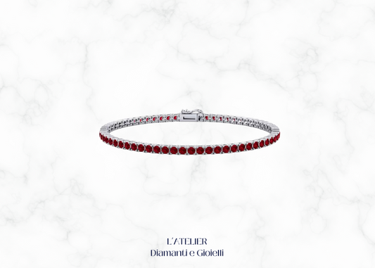 Bracciale modello tennis in oro bianco o platino con rubini rossi e altre pietre preziose, su sfondo scuro. Gioiello di lusso Atelier Diamanti