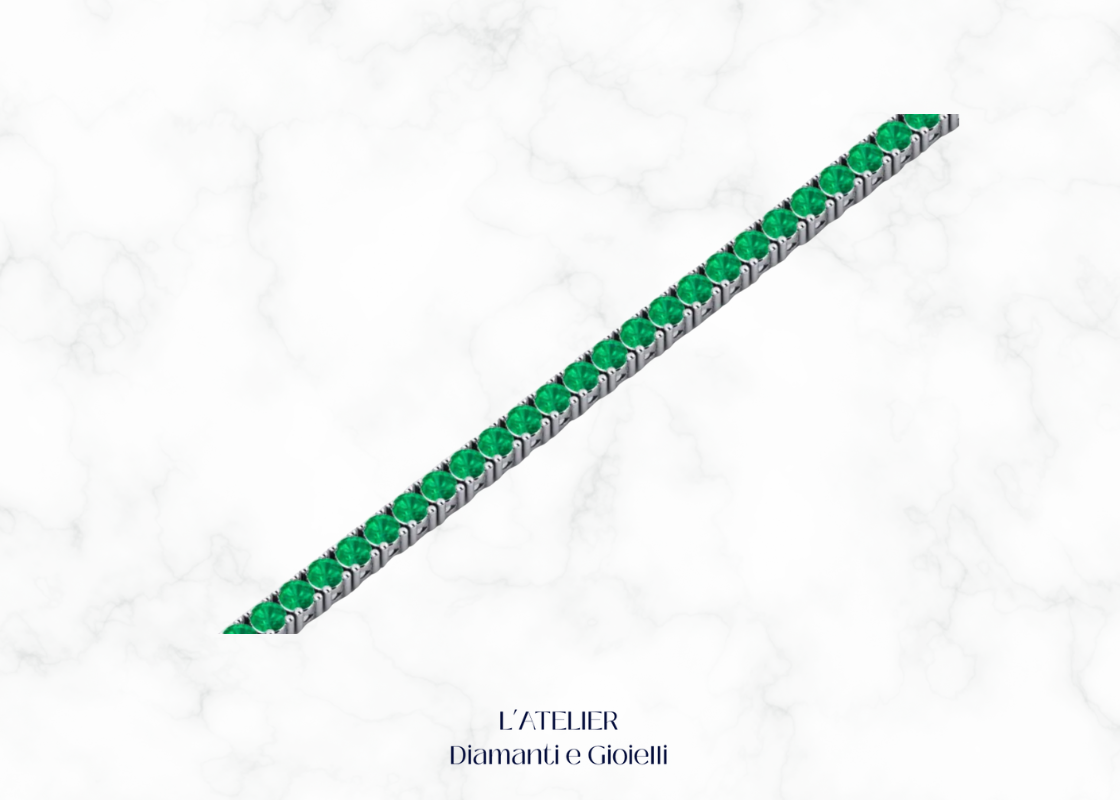 Bracciale tennis con smeraldi verdi e altre pietre preziose, su sfondo scuro. Gioiello di lusso con smeraldi di Atelier Diamanti e Gioielli