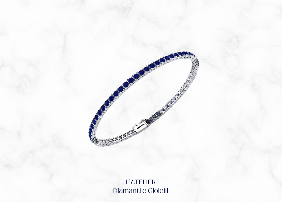Bracciale modello tennis in oro bianco o platino con zaffiri blu e altre pietre preziose, su sfondo scuro. Gioiello di lusso Atelier Diamanti