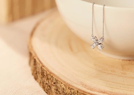 Elegante collana con diamanti naturali incastonati in oro bianco o platino, su sfondo scuro. Gioiello di lusso e raffinatezza.