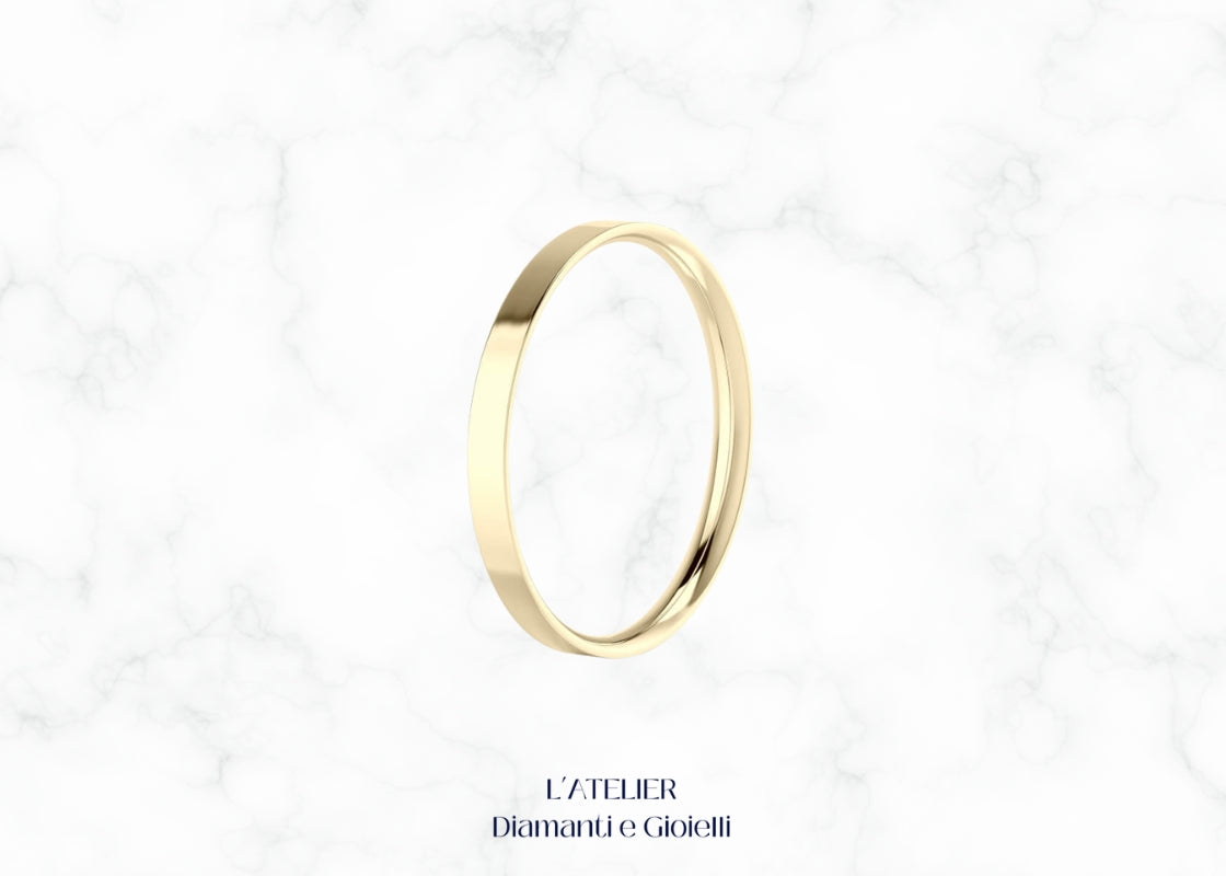 Dettaglio della fede classica in oro bianco 18k con fascia piatta e profilo interno smussato. Anello matrimonio moderno e confortevole.