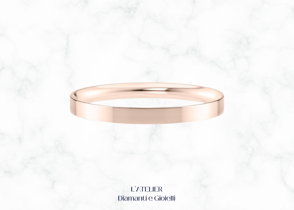 Dettaglio della fede classica in oro bianco 18k con fascia piatta e profilo interno smussato. Anello matrimonio moderno e confortevole.