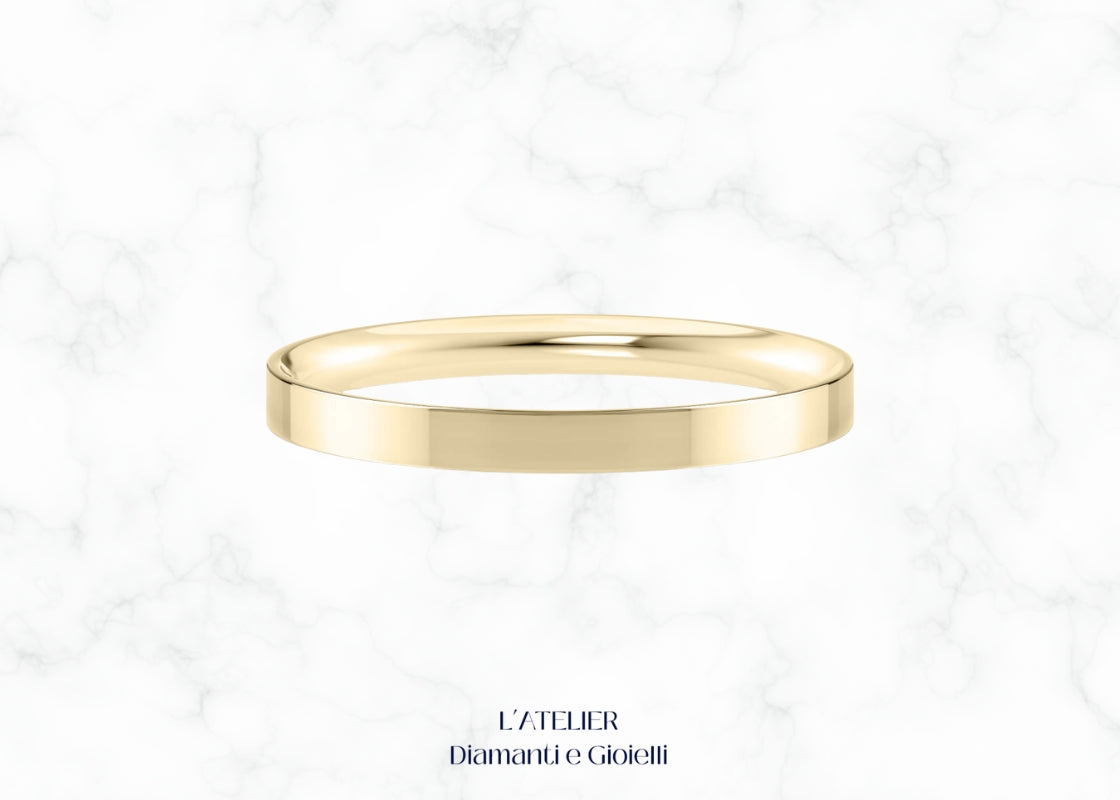 Dettaglio della fede classica in oro bianco 18k con fascia piatta e profilo interno smussato. Anello matrimonio moderno e confortevole.