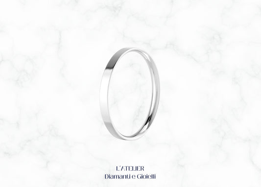 Dettaglio della fede classica in oro bianco 18k con fascia piatta e profilo interno smussato. Anello matrimonio moderno e confortevole.