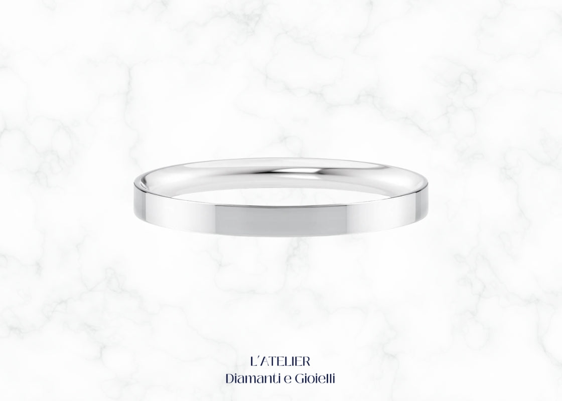 Dettaglio della fede classica in oro bianco 18k con fascia piatta e profilo interno smussato. Anello matrimonio moderno e confortevole.