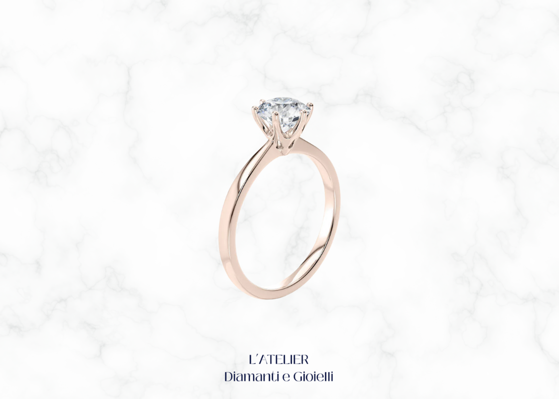 Anello Solitario Ispirazione Tiffany in Oro 18kt con Diamante Taglio Brillante certificato, montatura a sei griffe, gioiello di fidanzamento Atelier Diamanti Roma.