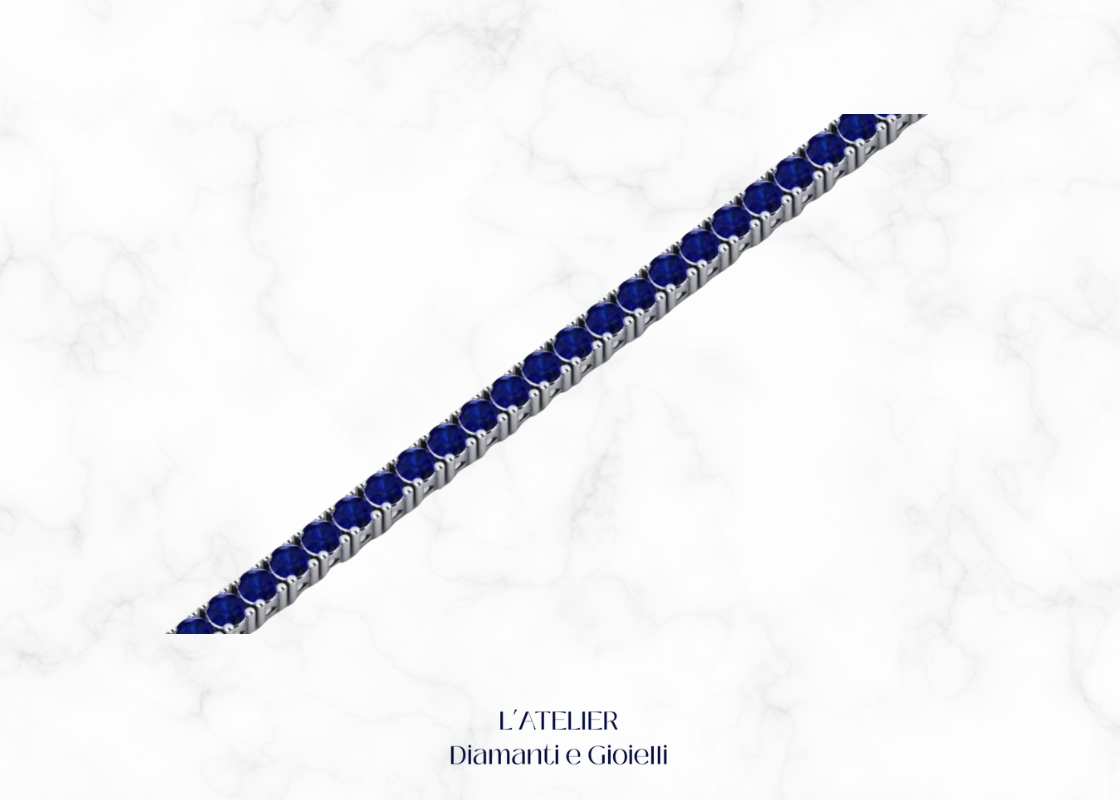 Bracciale modello tennis in oro bianco o platino con zaffiri blu e altre pietre preziose, su sfondo scuro. Gioiello di lusso Atelier Diamanti