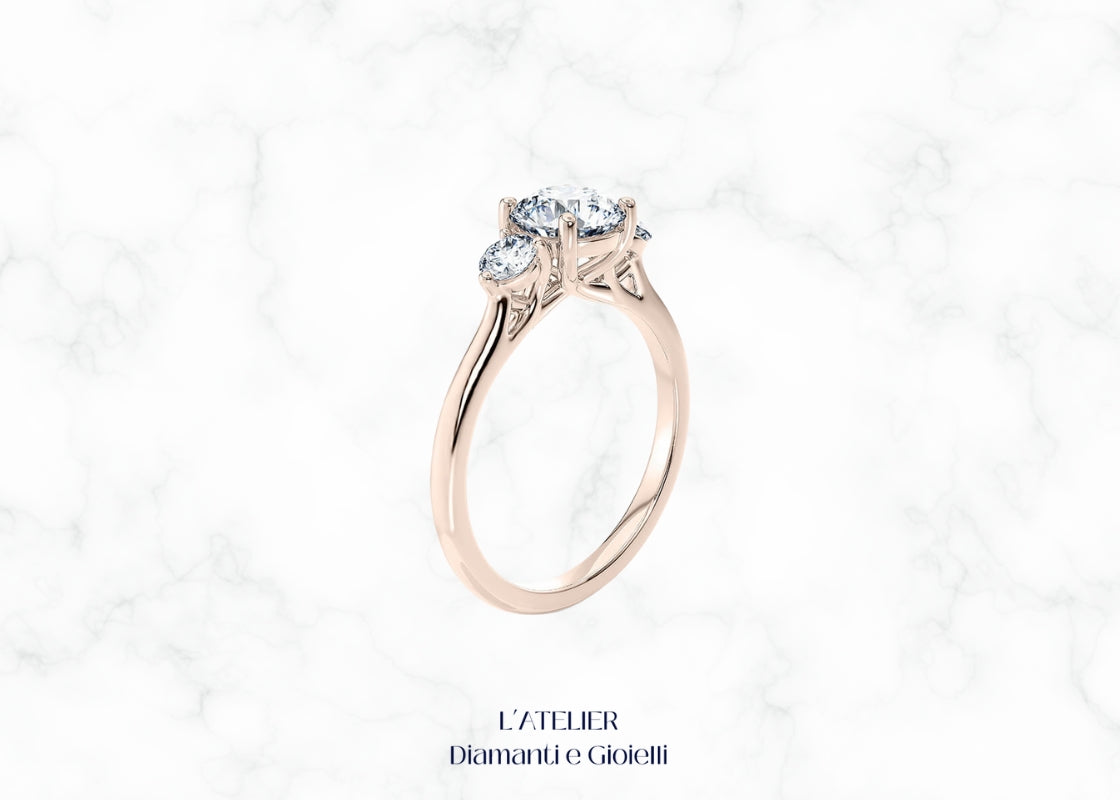 Lussuoso anello Trilogy 'Aurora' in oro 18 carati con tre diamanti brillanti allineati. Gioiello simbolo di passato, presente e futuro, ideale per un fidanzamento o anniversario.