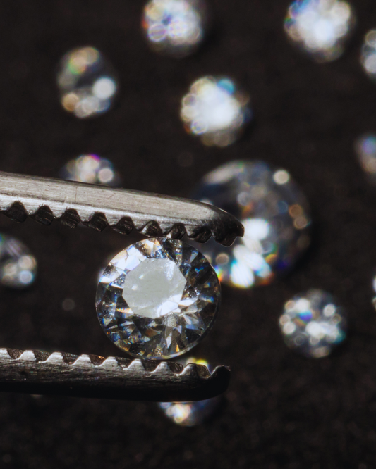 Come l'Atelier Diamanti Trasforma un Sogno in un Gioiello Unico: Il Nostro Processo Artigianale e la Scelta dei Diamanti