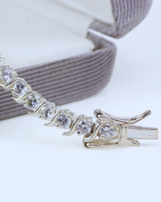 Il Bracciale Tennis con Diamanti: Un Gioiello Intramontabile per Ogni Donna