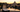 Anello di fidanzamento con diamante in un elegante cofanetto davanti al panorama romantico di Roma al tramonto, simbolo di lusso e proposta di matrimonio nella Città Eterna.