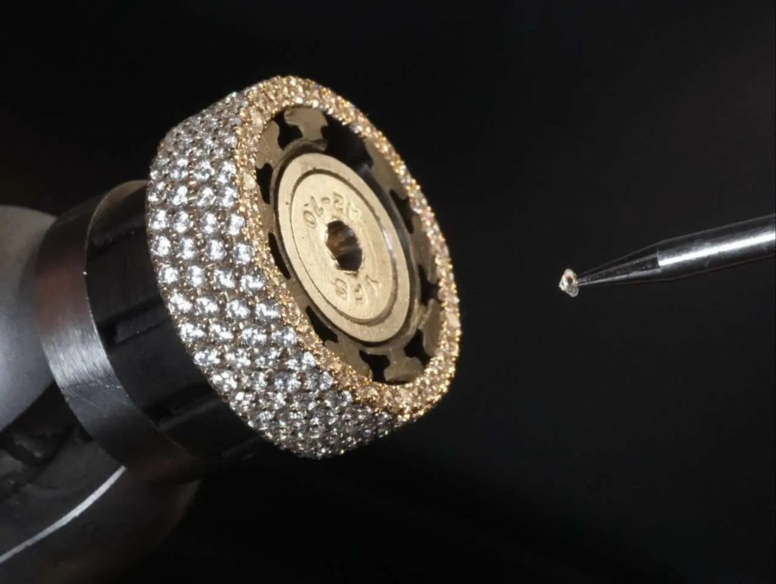 Diverse incassature di anelli con diamante: a griffe, a castone, a pavé e a binario, che mostrano le varie montature e la brillantezza dei diamanti.