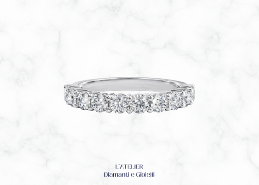 Lussuoso anello 'Eterna Luce' in oro 18 carati con diamanti, che irradia una brillantezza eccezionale. Gioiello simbolo di amore e luce eterna