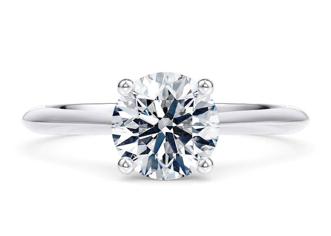Elegante anello solitario in oro 18 carati con un singolo diamante brillante incastonato. Simbolo di amore e promessa, perfetto per un fidanzamento.