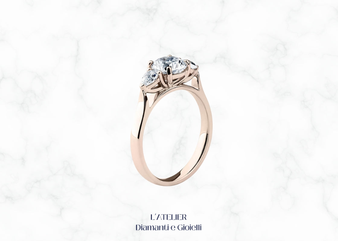 Elegante anello in oro 18 carati con diamanti taglio goccia centrali e fascia con pavé di diamanti. Gioiello lussuoso e distintivo.