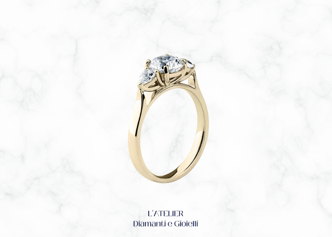 Elegante anello in oro 18 carati con diamanti taglio goccia centrali e fascia con pavé di diamanti. Gioiello lussuoso e distintivo.