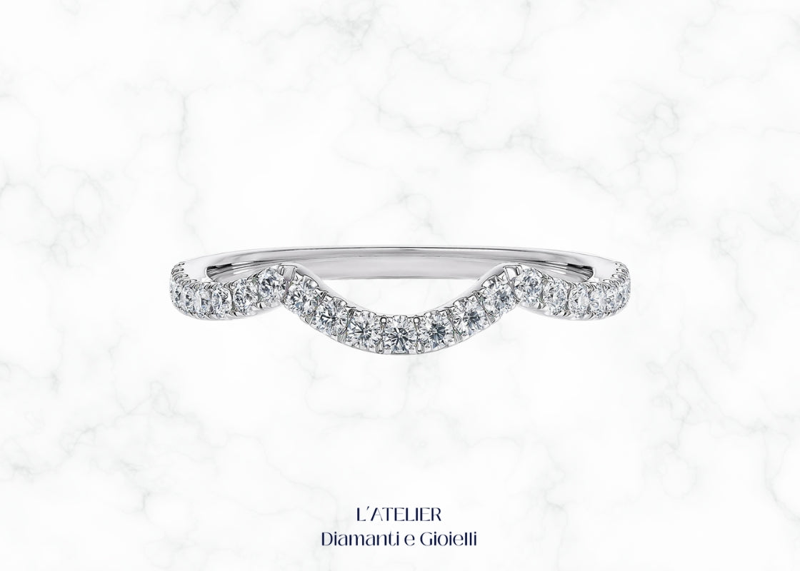 Elegante anello eternity curvo in oro 18 carati con diamanti incastonati lungo tutta la fascia. Gioiello di lusso, ideale come fede nuziale o anello di anniversario.