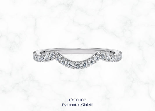 Elegante anello eternity curvo in oro 18 carati con diamanti incastonati lungo tutta la fascia. Gioiello di lusso, ideale come fede nuziale o anello di anniversario.