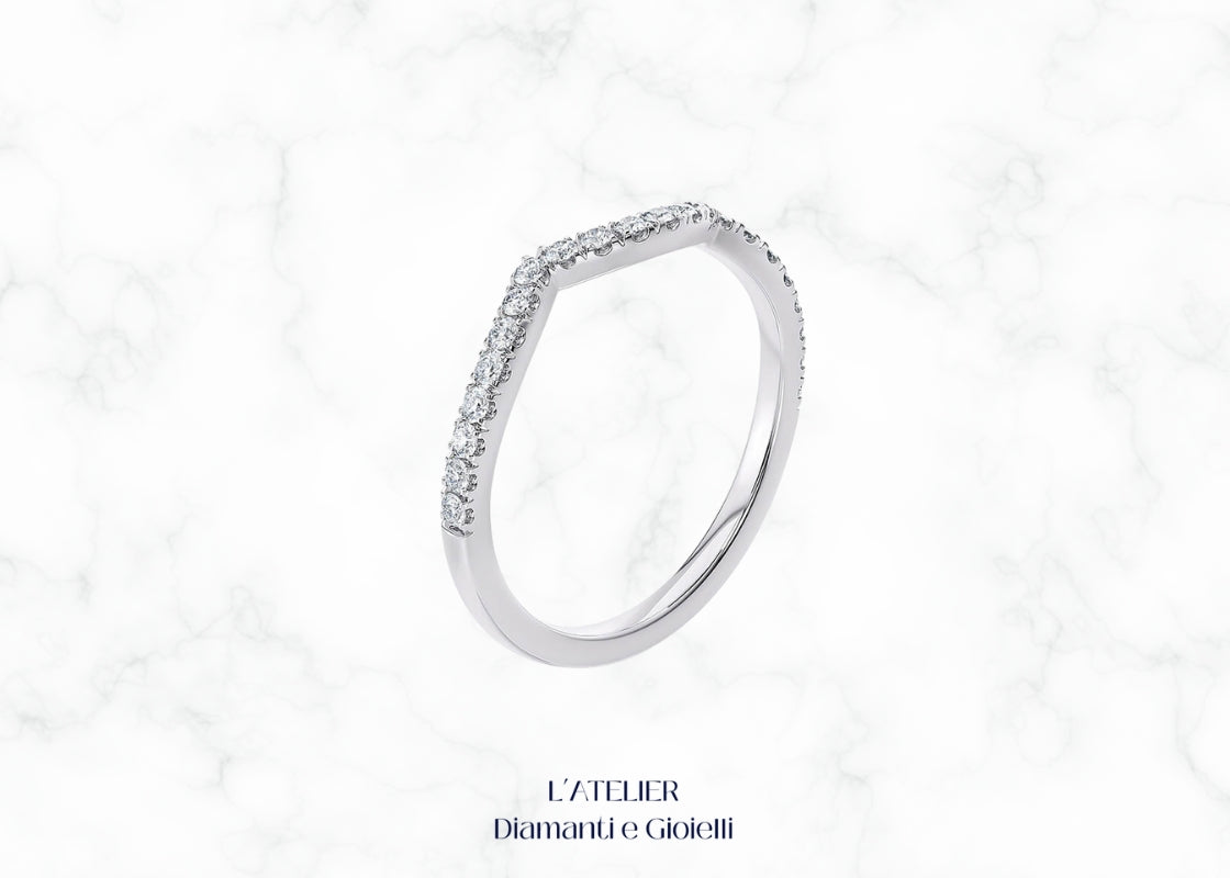 Elegante anello eternity curvo in oro 18 carati con diamanti incastonati lungo tutta la fascia. Gioiello di lusso, ideale come fede nuziale o anello di anniversario.