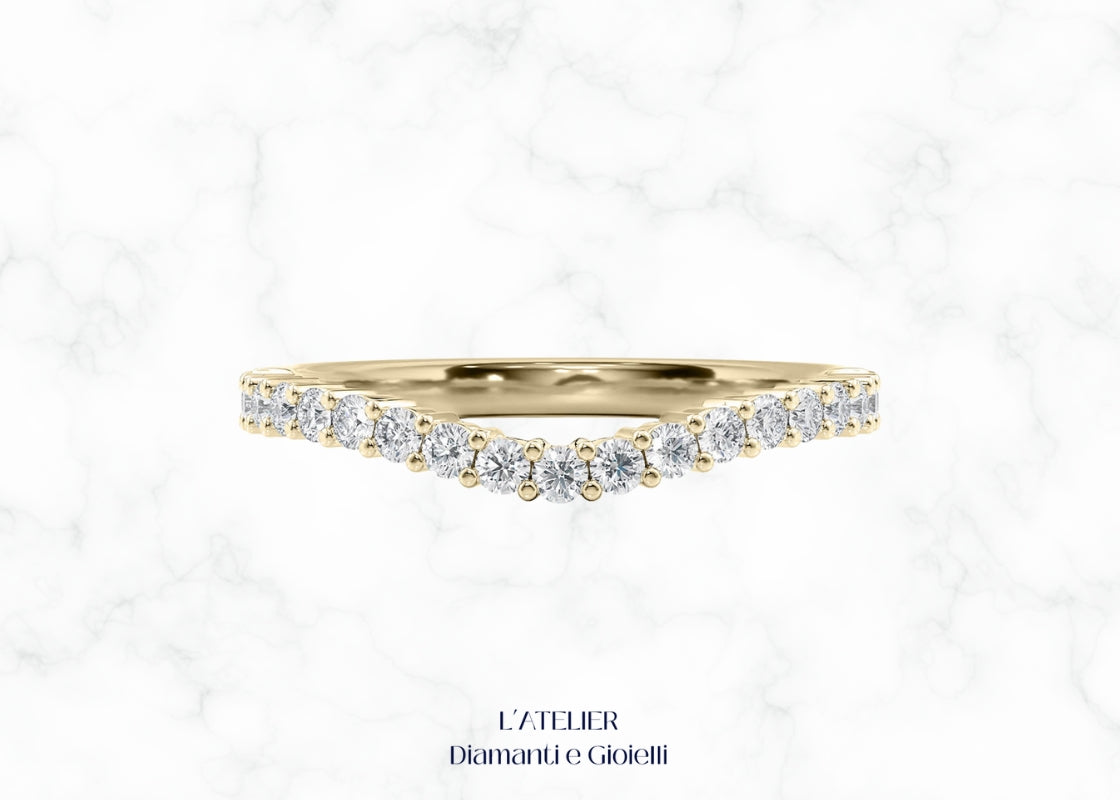 Elegante fascia pavé in oro 18 carati, interamente ricoperta di piccoli diamanti incastonati, creando un effetto di luce continua. Gioiello lussuoso e brillante