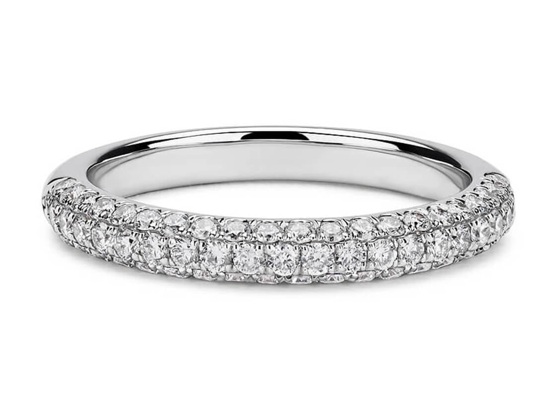 Elegante anello eternity curvo in oro con diamanti incastonati lungo tutta la fascia. Gioiello di lusso, ideale come fede nuziale o anello di anniversario.