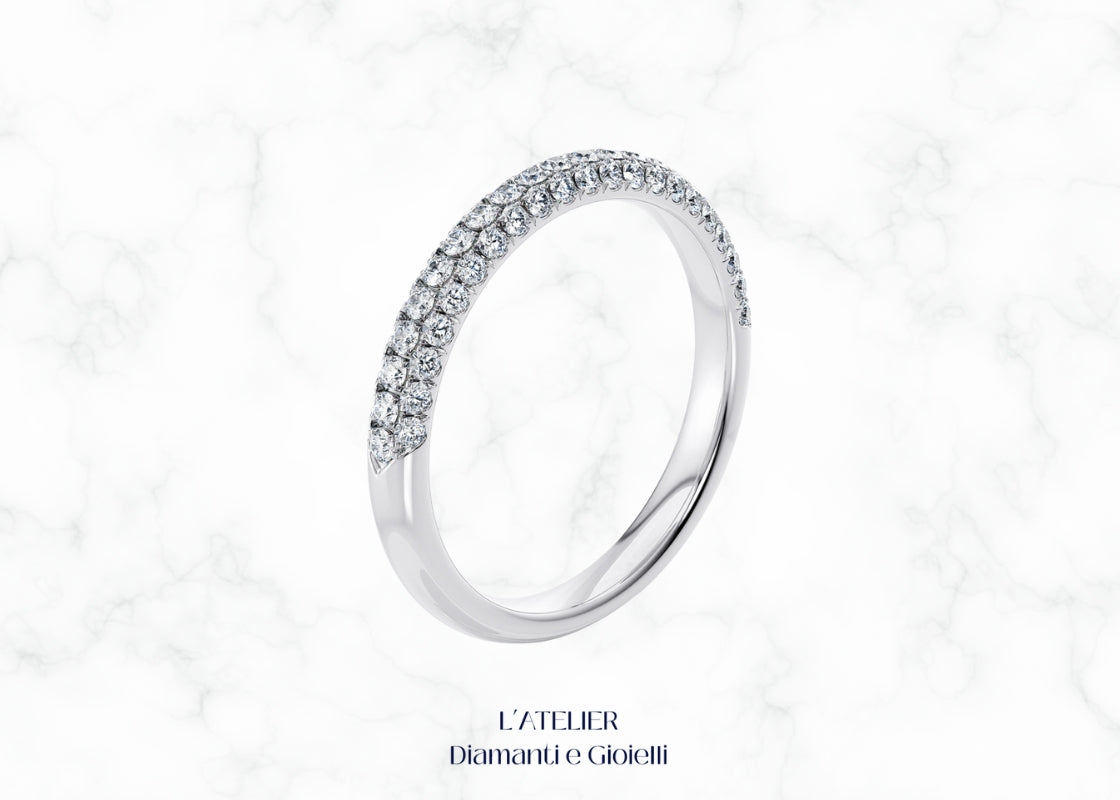Anello "Unione Perfetta" in Oro 18kt, veretta curvo con diamanti per abbinamento armonioso a un solitario, gioielleria artigianale italiana.	