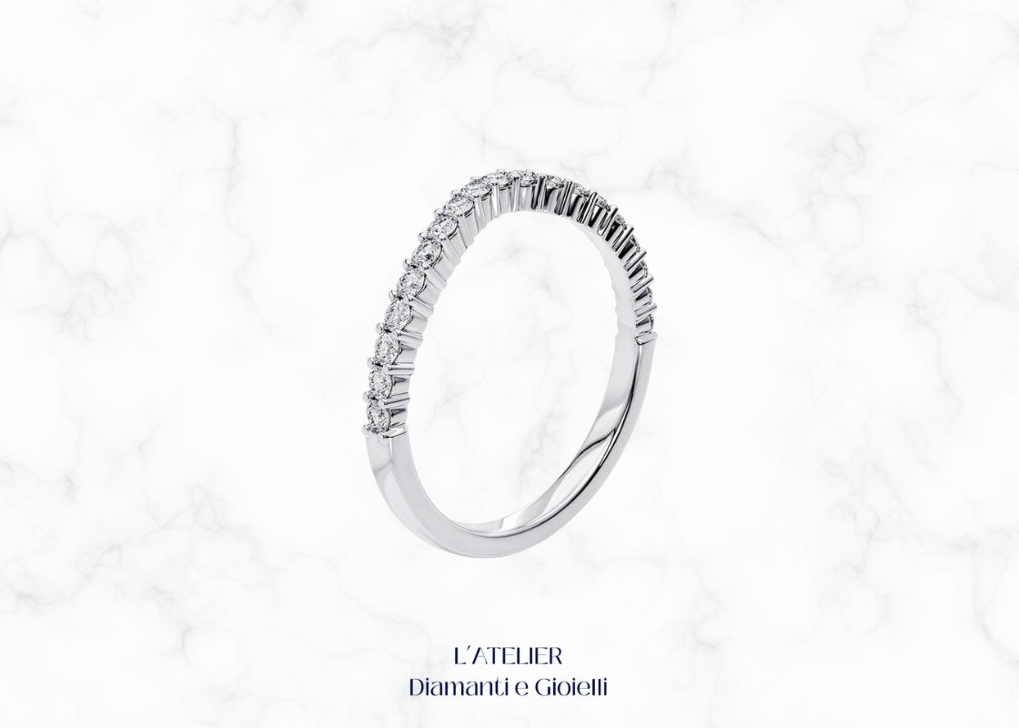 Elegante fascia pavé in oro 18 carati, interamente ricoperta di piccoli diamanti incastonati, creando un effetto di luce continua. Gioiello lussuoso e brillante