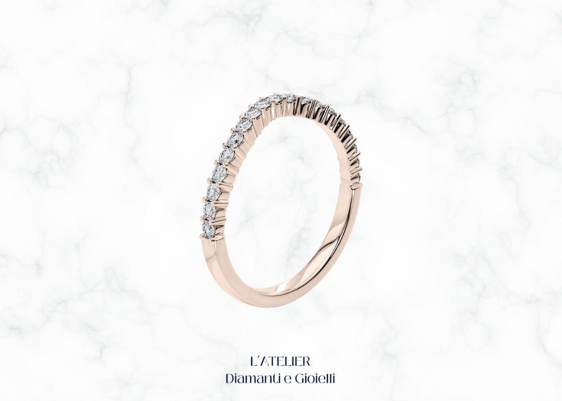 Elegante fascia pavé in oro 18 carati, interamente ricoperta di piccoli diamanti incastonati, creando un effetto di luce continua. Gioiello lussuoso e brillante