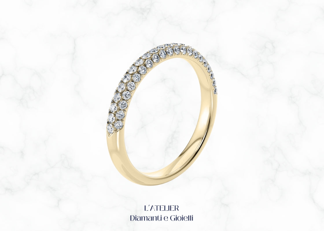 Anello "Unione Perfetta" in Oro 18kt, veretta curvo con diamanti per abbinamento armonioso a un solitario, gioielleria artigianale italiana.	